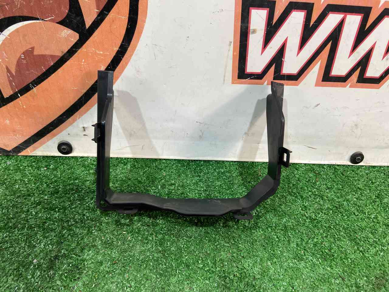 LR027975 Battery shelf bracket Land Rover Discovery Sport L550 (2015-) Used cost 10 € in stock 1 pcs.