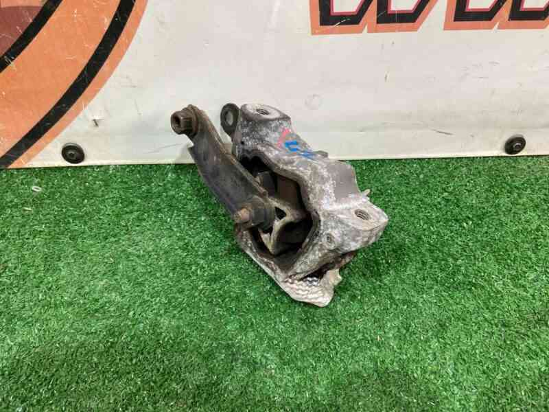 LR039527 Lower motor mount Range Rover Evoque L538 (2012-2018) Used cost 40 € in stock 5 pcs.