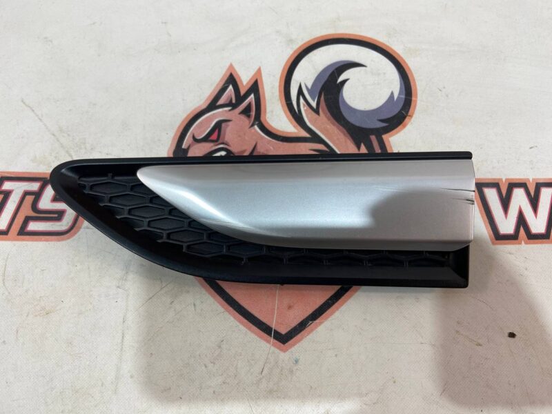 LR058539 Front left fender grille Land Rover Discovery Sport L550 (2015-) Used cost 100 € in stock 2 pcs.