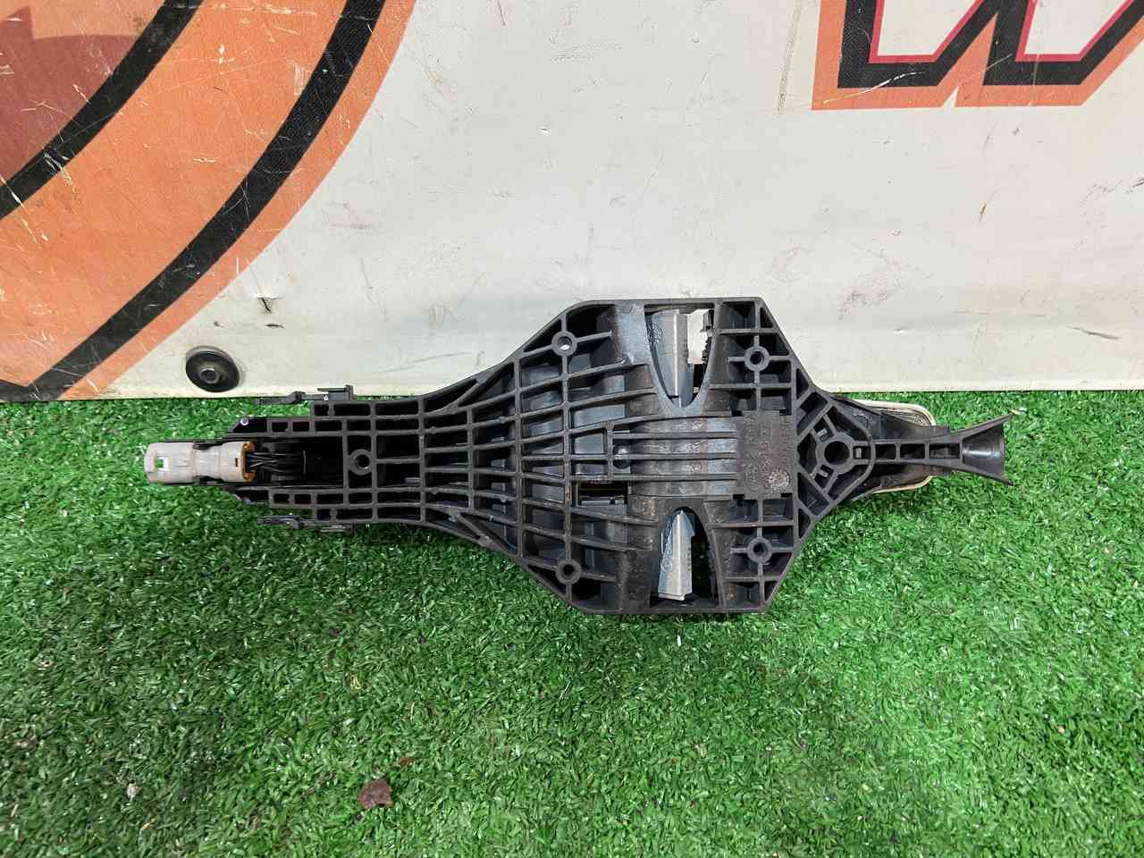 LR061200 Front left outer door handle assembly Land Rover Discovery Sport L550 (2015-) Used cost 30 € in stock 1 pcs.
