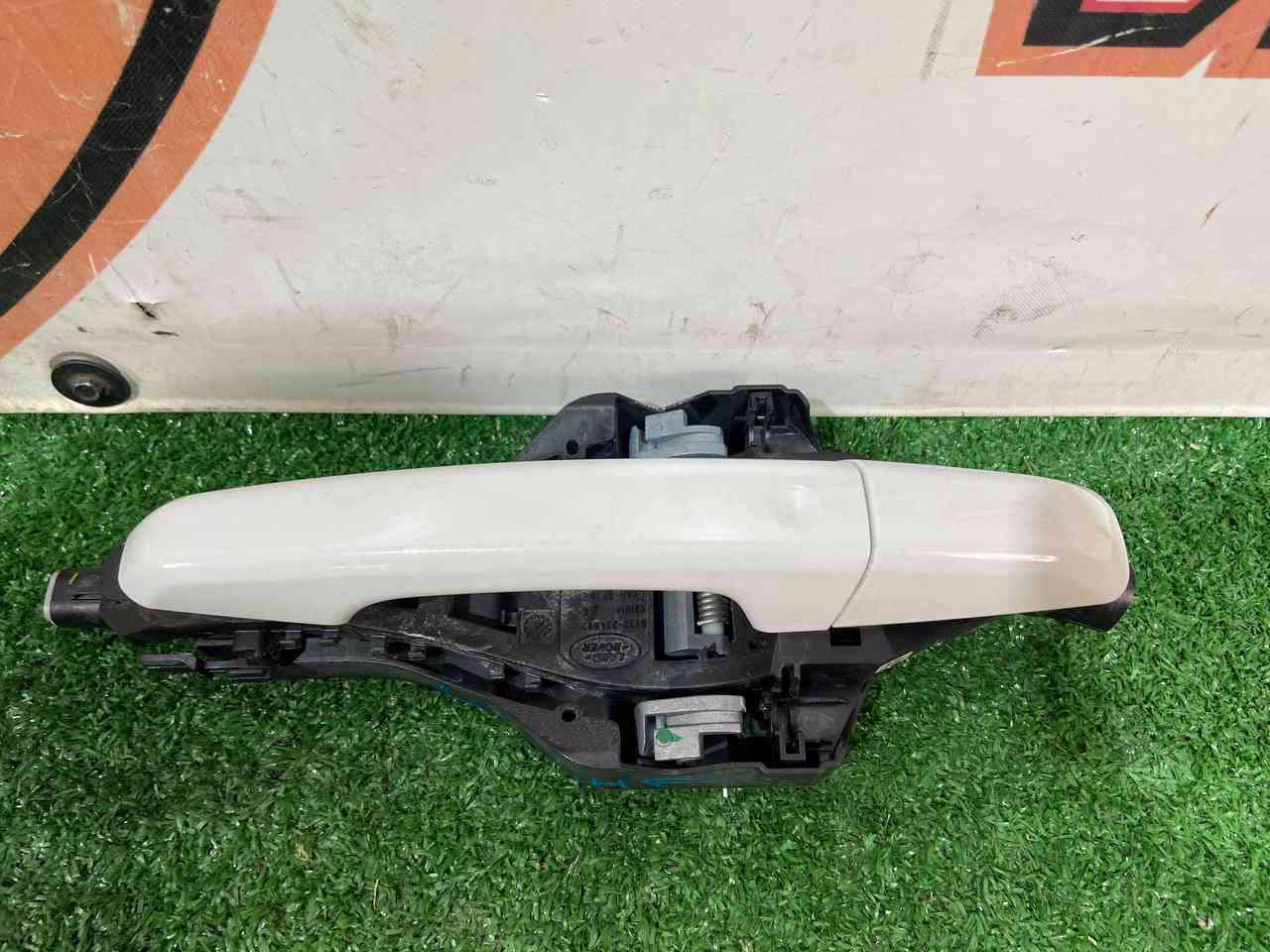 LR061200 Front left outer door handle assembly Land Rover Discovery Sport L550 (2015-) Used cost 30 € in stock 1 pcs.