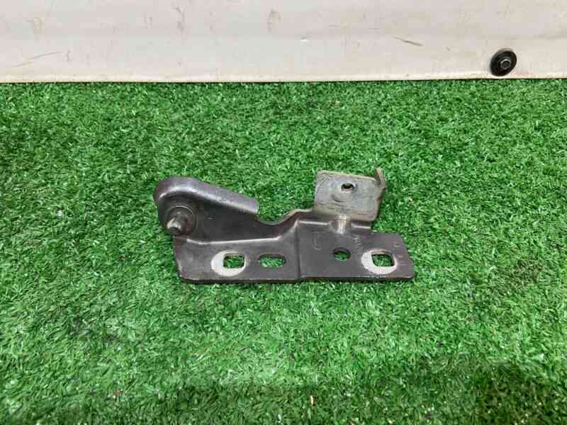 LR061255 Wing mounting bracket left Land Rover Discovery Sport L550 Used cost 20 € in stock 4 pcs.