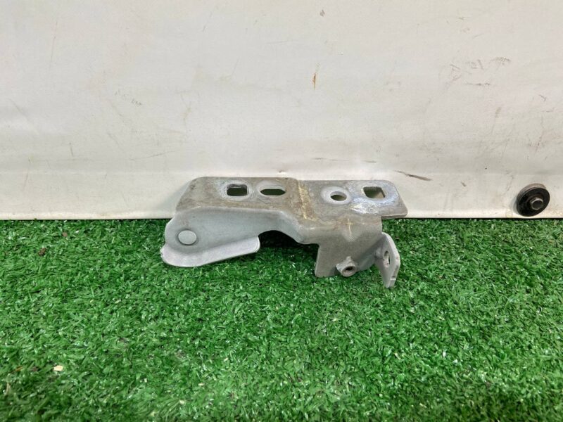 LR061255 Wing mounting bracket left Land Rover Discovery Sport L550 Used cost 20 € in stock 4 pcs.