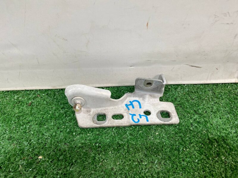 LR061255 Wing mounting bracket left Land Rover Discovery Sport L550 Used cost 20 € in stock 4 pcs.