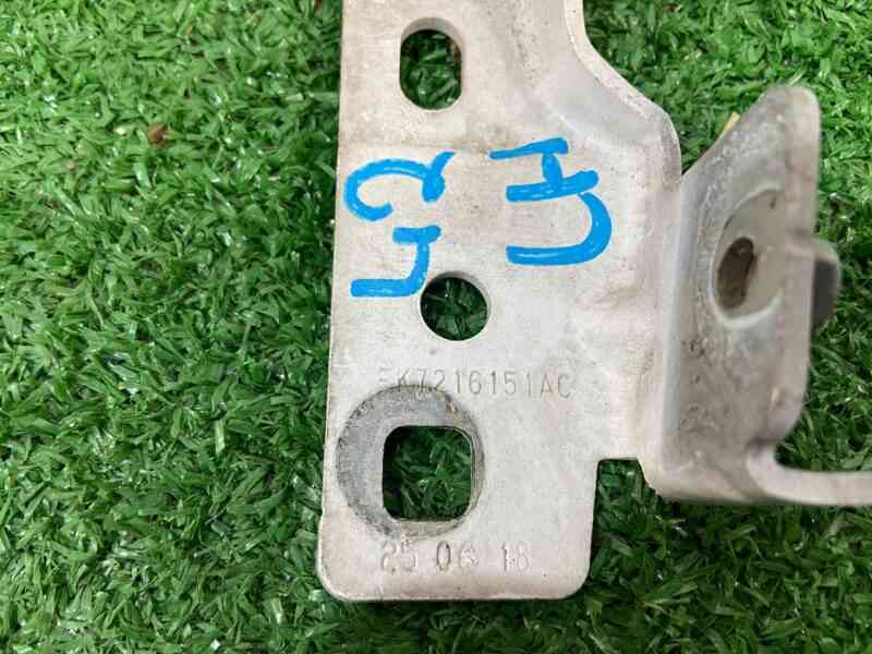 LR061255 Wing mounting bracket left Land Rover Discovery Sport L550 Used cost 20 € in stock 4 pcs.