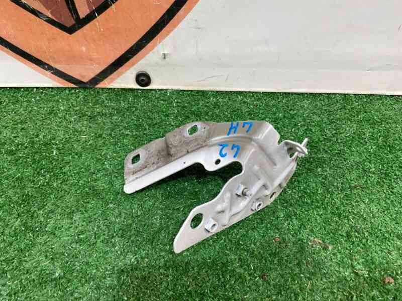 LR061259 Left wing mounting bracket Land Rover Discovery Sport L550 (2015-) Used cost 25 € in stock 4 pcs.