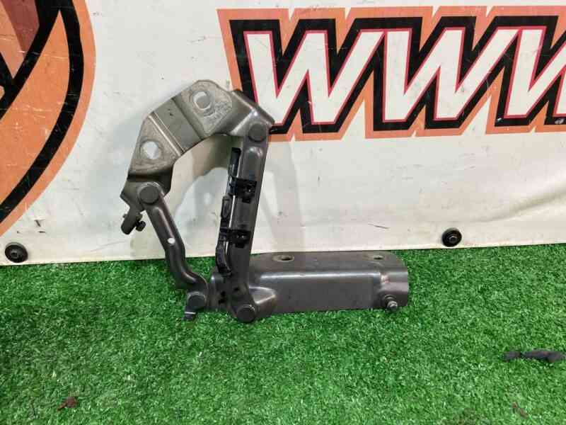 LR075405 Hood hinge right Land Rover Discovery Sport L550 (2015-) Used cost 45 € in stock 6 pcs.