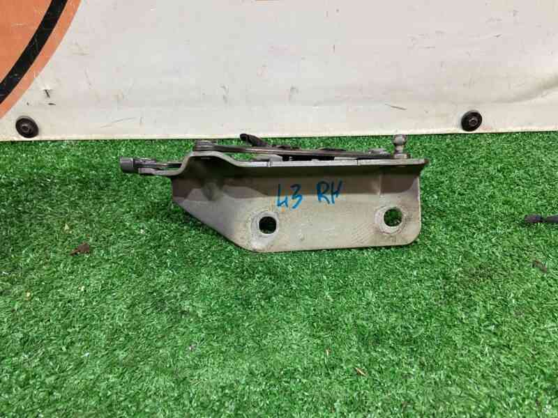LR075405 Hood hinge right Land Rover Discovery Sport L550 (2015-) Used - Image 12
