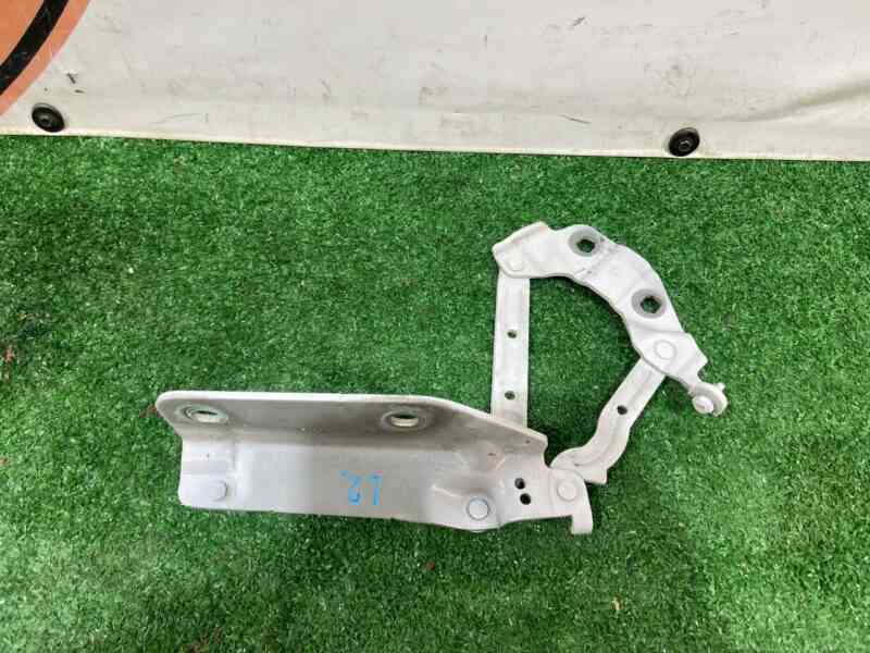 LR075405 Hood hinge right Land Rover Discovery Sport L550 (2015-) Used - Image 15