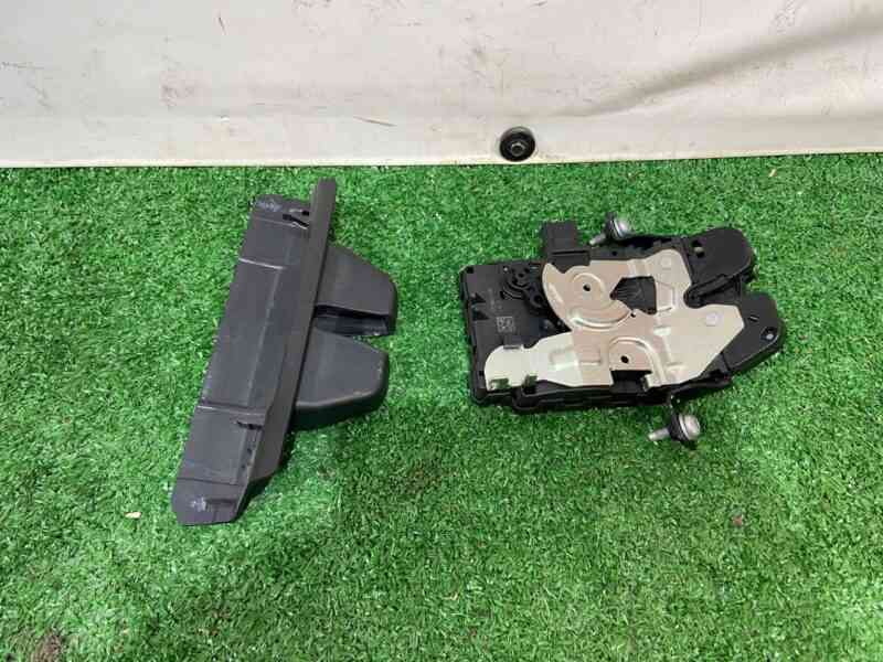 LR088570 Rear hatch latch Land Rover Discovery Sport L550 (2015-) Used cost 45 € in stock 1 pcs.