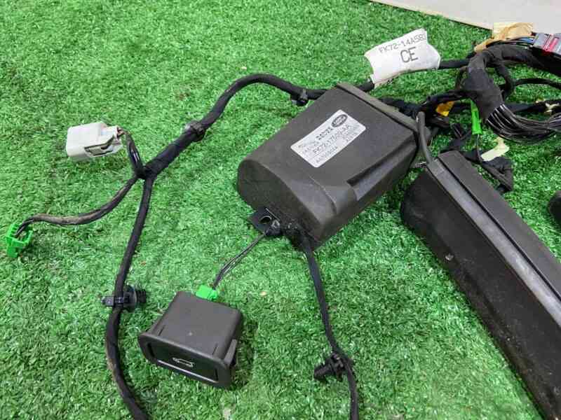 LR104902 Set of rear shock absorbers with wiring Land Rover Discovery Sport L550 (2015-) Used cost 500 € in stock 1 pcs.