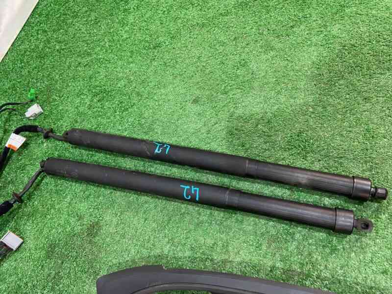 LR104902 Set of rear shock absorbers with wiring Land Rover Discovery Sport L550 (2015-) Used - Image 13