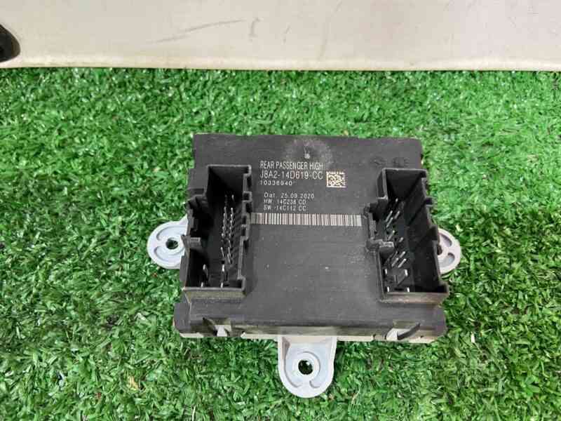 LR106147 Rear passenger door control unit Range Rover Velar L560 (2018-) USED cost 50 € in stock 2 pcs.