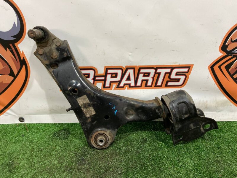 LR126118 Front lower right lever Land Rover Discovery Sport L550 (2015-) USED cost 130 € in stock 2 pcs.
