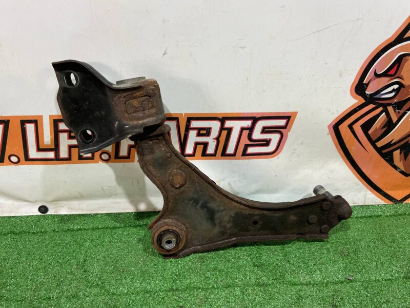 LR126118 Front lower right lever Land Rover Discovery Sport L550 (2015-) USED cost 130 € in stock 2 pcs.