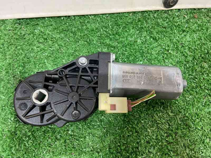 0390203651 Seat back adjustment motor Range Rover Sport L494 (2014-2022) Used cost 50 € in stock 2 pcs.