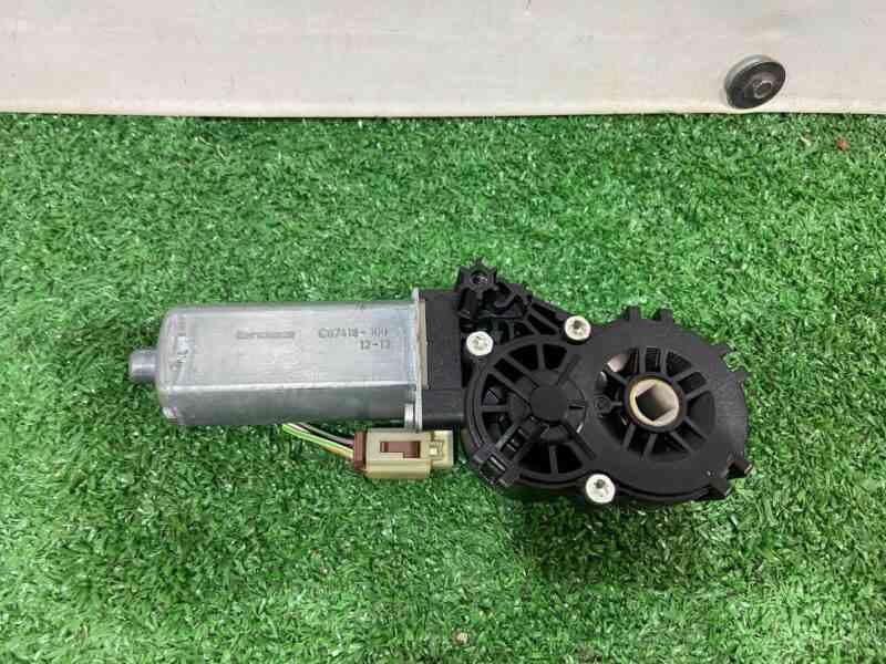 0390203651 Seat back adjustment motor Range Rover Sport L494 (2014-2022) Used cost 50 € in stock 2 pcs.