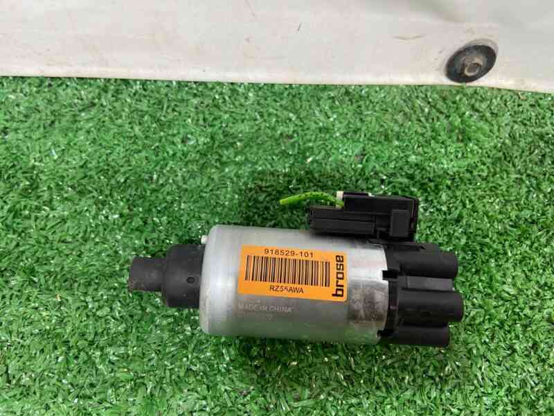 918529101 Seat adjustment motor Jaguar XE X760 (2015-) Used cost 100 € in stock 6 pcs.