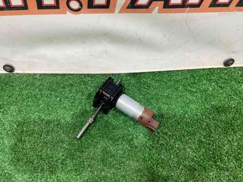 C06710106 Seat cushion adjustment motor left/right Land Rover Discovery Sport L550 (2015-) Used cost 44 € in stock 34 pcs.