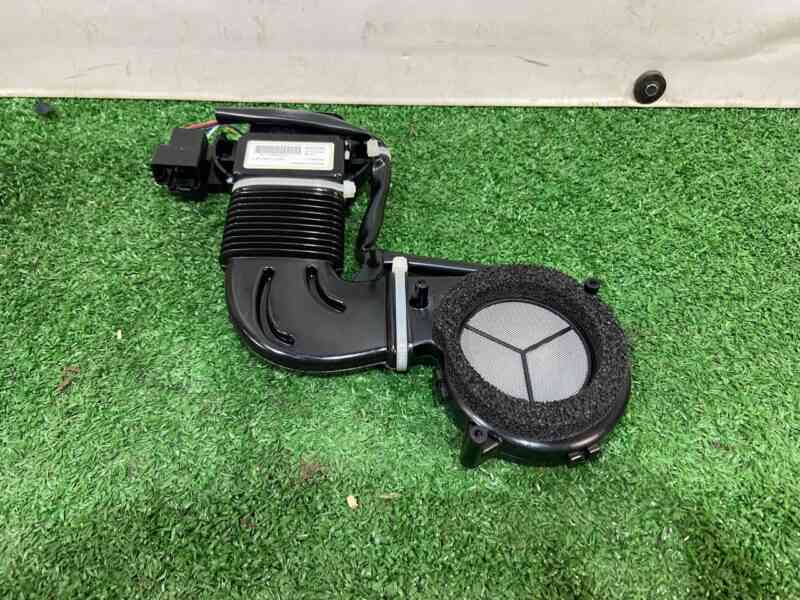 LR080797 Front seat back air duct Land Rover Discovery 5 L462 (2017-) USED cost 200 € in stock 11 pcs.