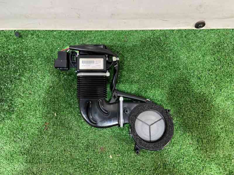 LR080797 Front seat back air duct Land Rover Discovery 5 L462 (2017-) USED cost 200 € in stock 11 pcs.