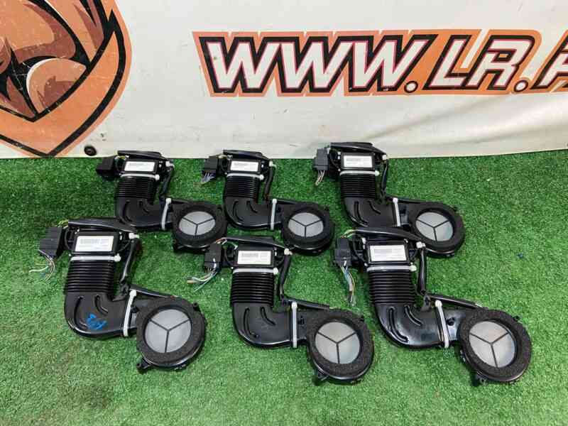 LR080797 Front seat back air duct Land Rover Discovery 5 L462 (2017-) USED cost 200 € in stock 11 pcs.