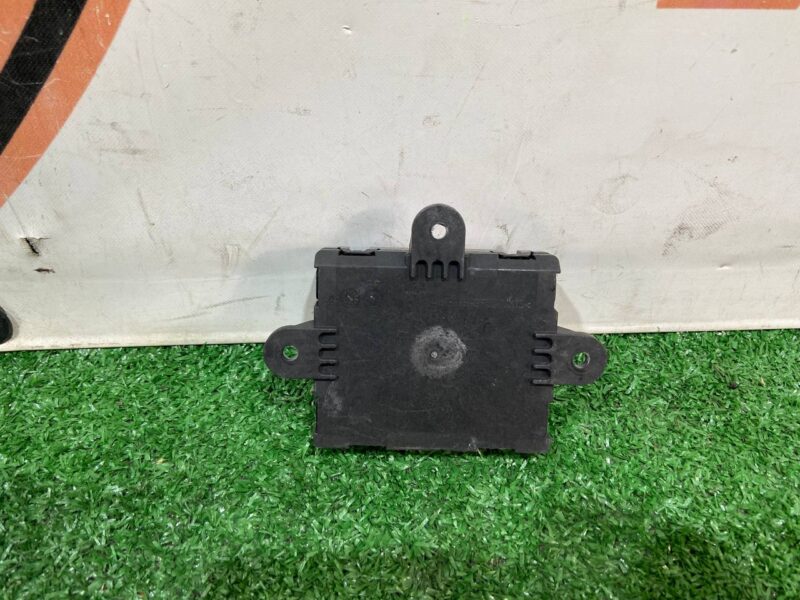LR106148 Driver's side rear door control unit Range Rover Velar L560 (2018-) USED cost 50 € in stock 2 pcs.