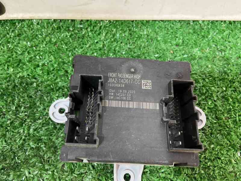 LR106149 Front passenger door control unit Range Rover Velar L560 (2018-) USED cost 70 € in stock 2 pcs.