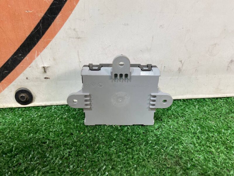 LR106149 Front passenger door control unit Range Rover Velar L560 (2018-) USED cost 70 € in stock 2 pcs.