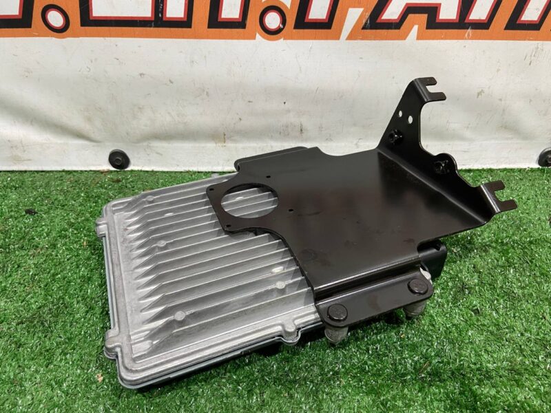 LR106651 Engine control unit 3.0TD Land Rover Discovery 5 L462 (2017-) USED cost 380 € in stock 3 pcs.
