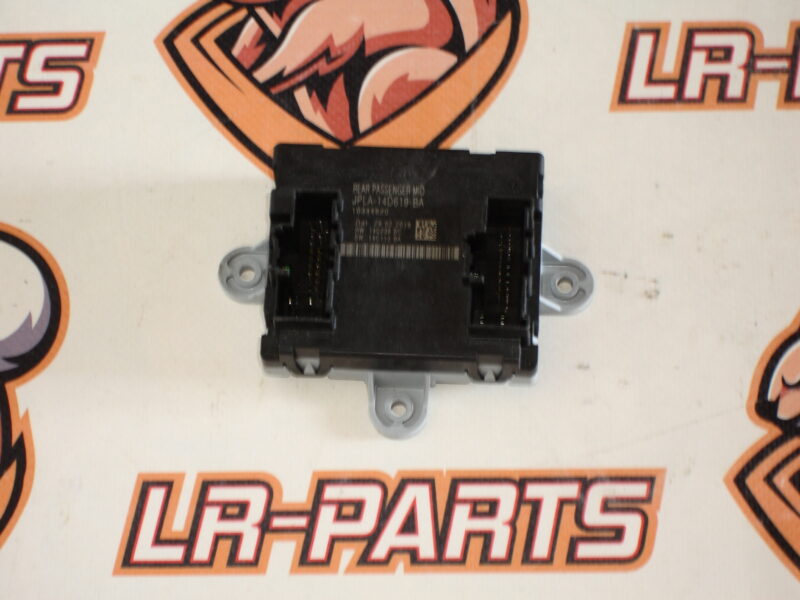 LR113212 Comfort unit door rear passenger side Land Rover Discovery 5 L462 (2017-) Used cost 46 € in stock 1 pcs.