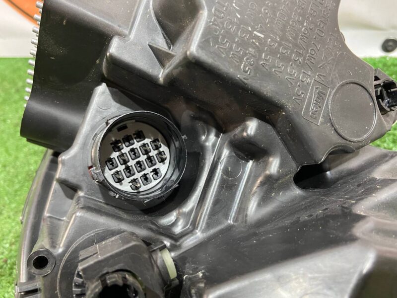 LR118865 Right LED headlight Land Rover Discovery 5 L462 (2017-) Used cost 1 000 € in stock 1 pcs.