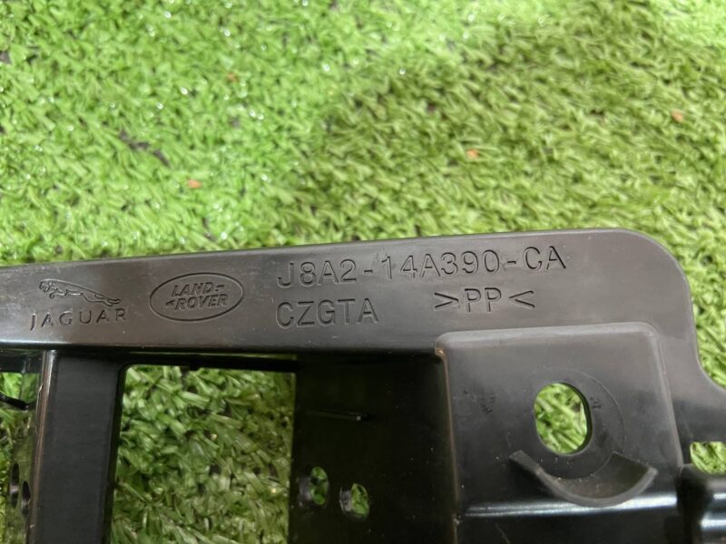 J8A214A390CA Trunk lid bracket Range Rover Velar L560 (2018-) USED cost 40 € in stock 1 pcs.