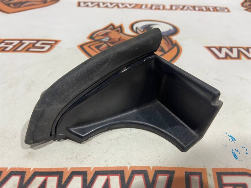 LR045221 Insulator of the front outer lining of the rack left RANGE ROVER SPORT (L494) 2013- Used cost 20 € in stock 2 pcs.