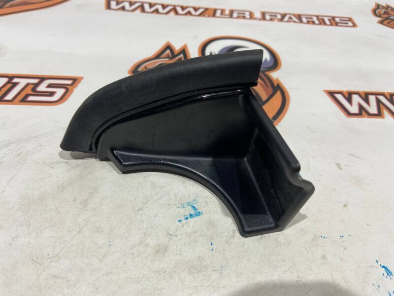 LR045221 Insulator of the front outer lining of the rack left RANGE ROVER SPORT (L494) 2013- Used cost 20 € in stock 2 pcs.