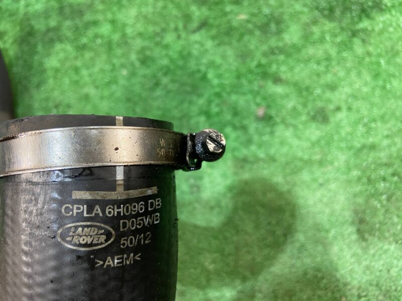 LR060674 Compressed air hose inlet left intercooler Range Rover L405 (2013-2021) Used cost 40 € in stock 1 pcs.