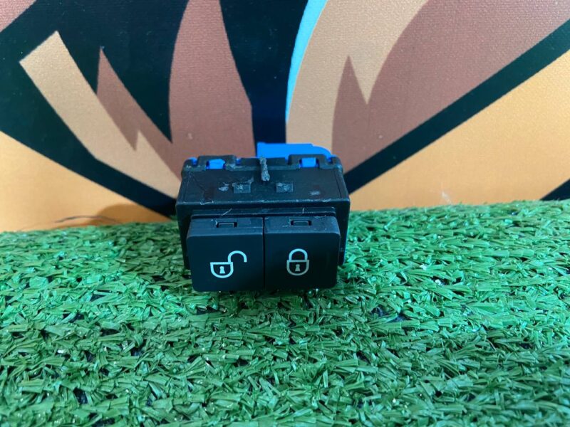 LR071265 Left central door lock button Range Rover Sport L494 (2014-2022) USED cost 8 € in stock 1 pcs.