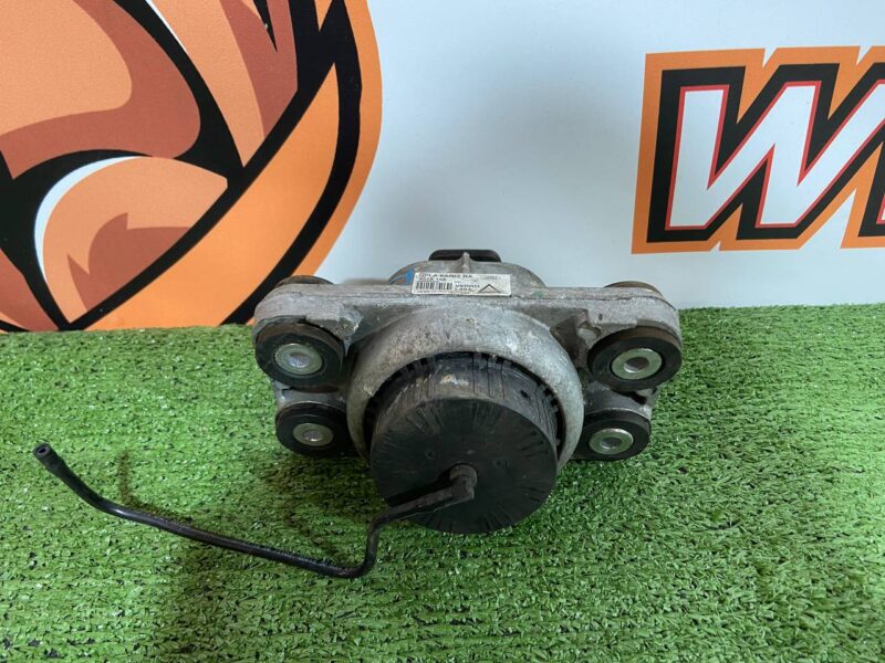 LR072188 Engine mount right 4.4 D Range Rover Sport L494 (2014-2022) Used cost 75 € in stock 1 pcs.