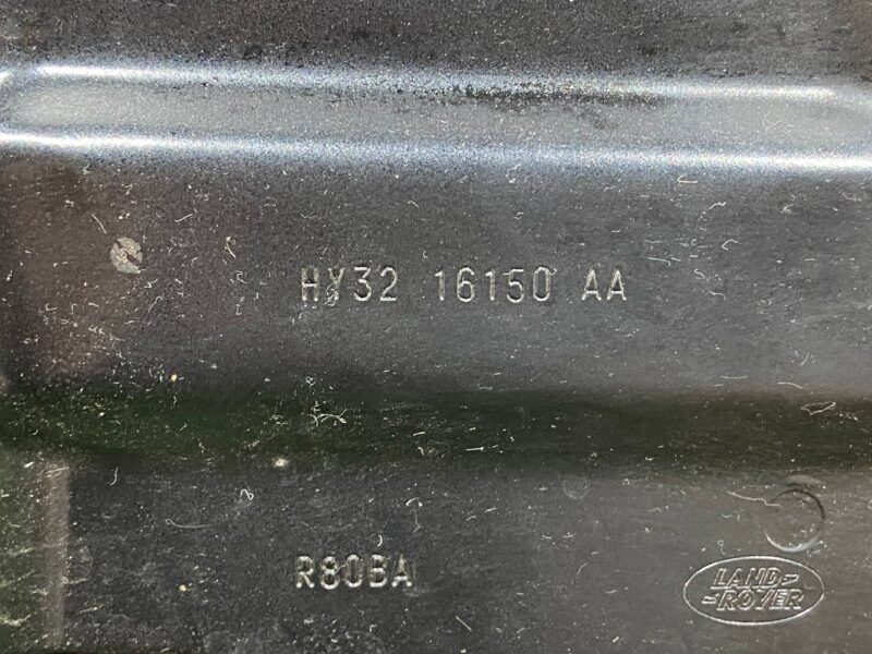 LR080201 Wing mounting bracket upper right LAND ROVER DISCOVERY 5 (L462) Used cost 70 € in stock 1 pcs.