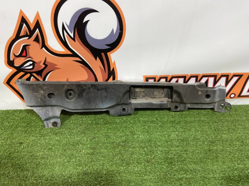 LR080201 Wing mounting bracket upper right LAND ROVER DISCOVERY 5 (L462) Used cost 70 € in stock 1 pcs.