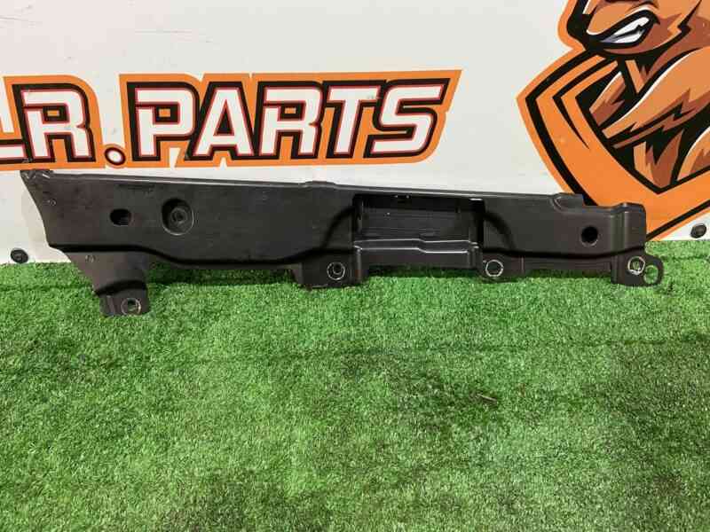 LR080201 Wing mounting bracket upper right LAND ROVER DISCOVERY 5 (L462) Used cost 70 € in stock 1 pcs.