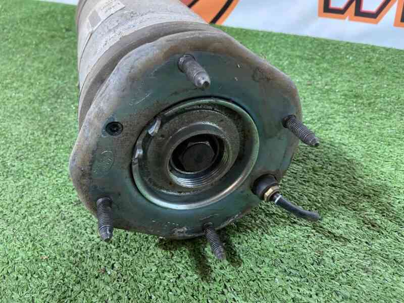 LR081560 Shock absorber front air right Land Rover Discovery 5 L462 (2017-) Used cost 383 € in stock 5 pcs.