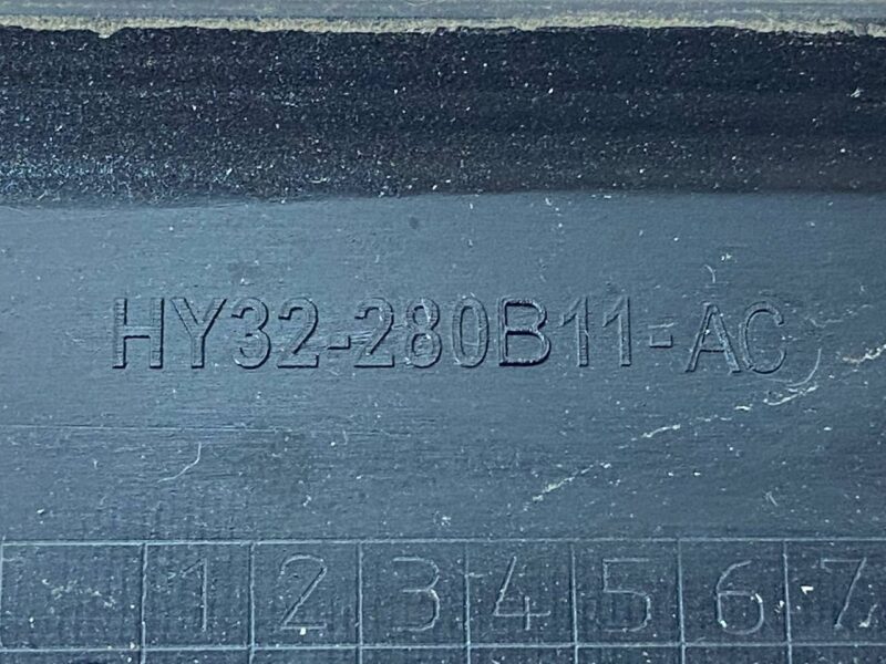LR083010 Fender molding left Land Rover Discovery 5 Used cost 75 € in stock 1 pcs.