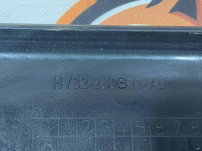LR083010 Fender molding left Land Rover Discovery 5 Used cost 75 € in stock 1 pcs.