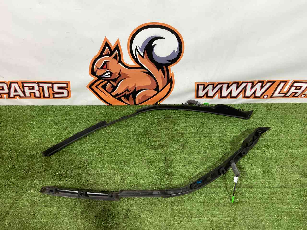 LR083143 Trunk lid trim kit Land Rover Discovery 5 L462 (2017-) Used cost 35 € in stock 1 pcs.