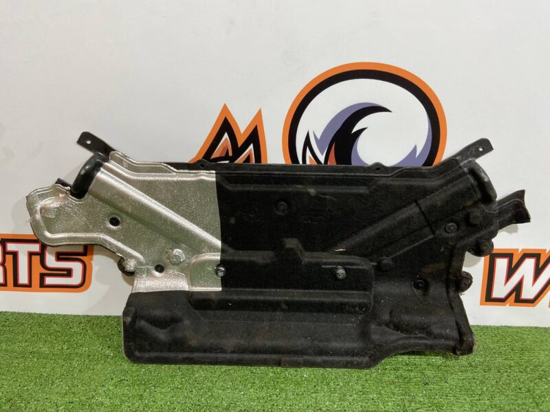 LR083251 Upper engine compartment insulator Land Rover Discovery 5 L462 (2017-) USED cost 50 € in stock 2 pcs.