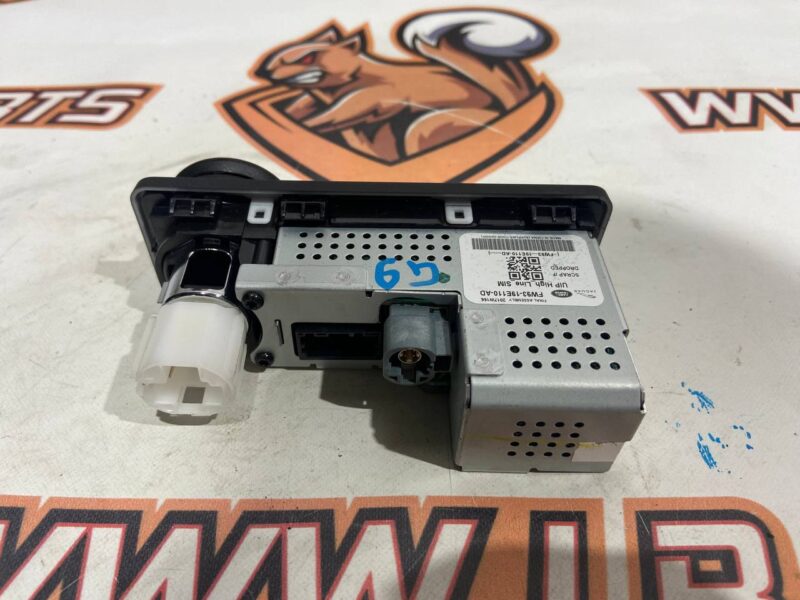 LR087366 USB+SIM+HDMI connector for audio system Land Rover Discovery 5 L462 (2017-) Used - Image 17