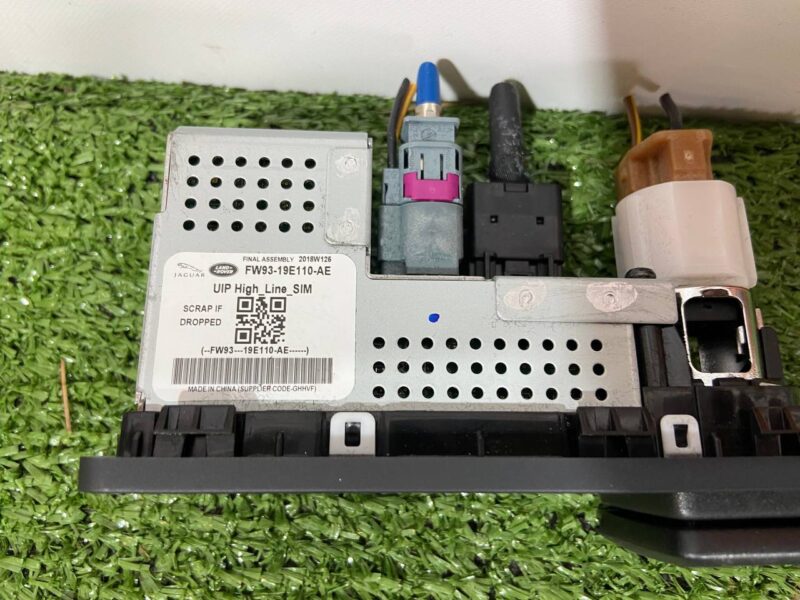 LR087366 USB+SIM+HDMI connector for audio system Land Rover Discovery 5 L462 (2017-) Used - Image 23