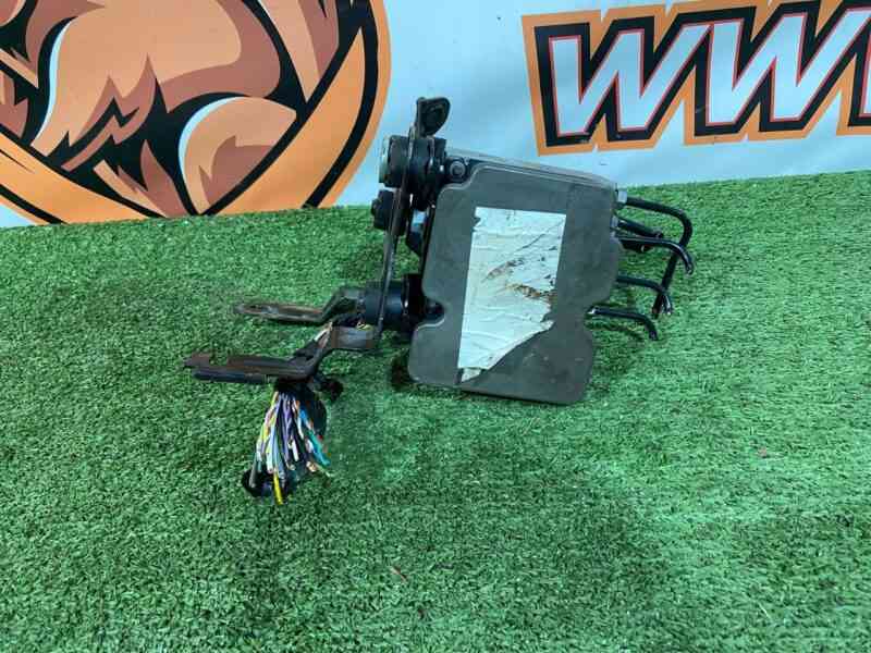 LR090984 ABS Unit Range Rover Velar L560 (2018-) Used cost 500 € in stock 2 pcs.