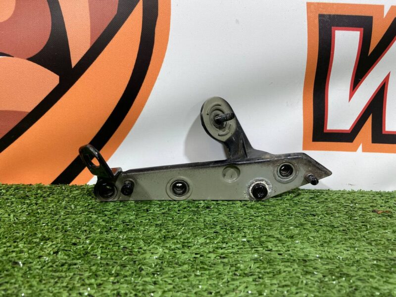 LR091700 Right fender mounting bracket Range Rover Velar L560 (2018-) USED cost 40 € in stock 1 pcs.
